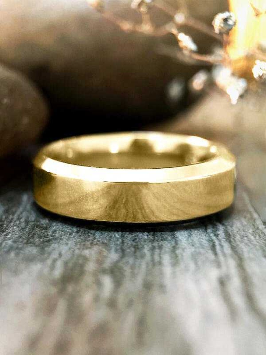 Stones & Gold Wedding Bands | 5.5Mm Bevelled Polished Wedding Band Solid Gold (14Ky) Modern Men'S Engagement Ring